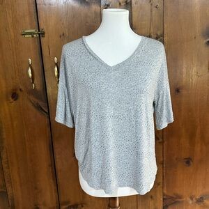 Jane and Delancey Women’s Sz medium Top Gray V neck short sleeve animal print